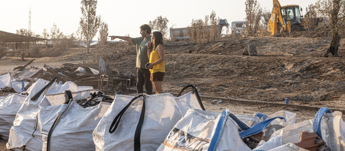 Continúa la recogida y limpieza de escombros en las fincas rurales colindantes a Soto de Viñuelas y La Hípica.