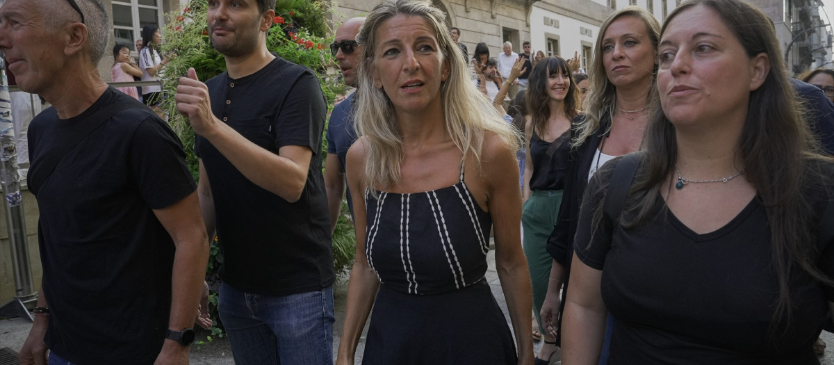 La vicepresidenta segunda del Gobierno y ministra de Trabajo, Yolanda Díaz, antes de participar en Vigo (Pontevedra) en una concentración convocada por la plataforma 'Por un Monte Galego con Futuro' contra los incendios, a 21 de agosto de 2025.

REMITIDA / HANDOUT por ADRIAN IRAGO
Fotografía remitida a medios de comunicación exclusivamente para ilustrar la noticia a la que hace referencia la imagen, y citando la procedencia de la imagen en la firma
21/8/2025