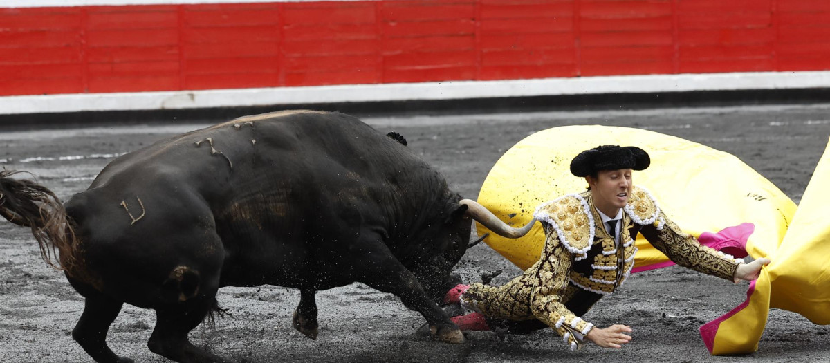 Roca Rey tuvo que 'tirarse a la piscina' tras recibir a porta gayola al segundo de su lote