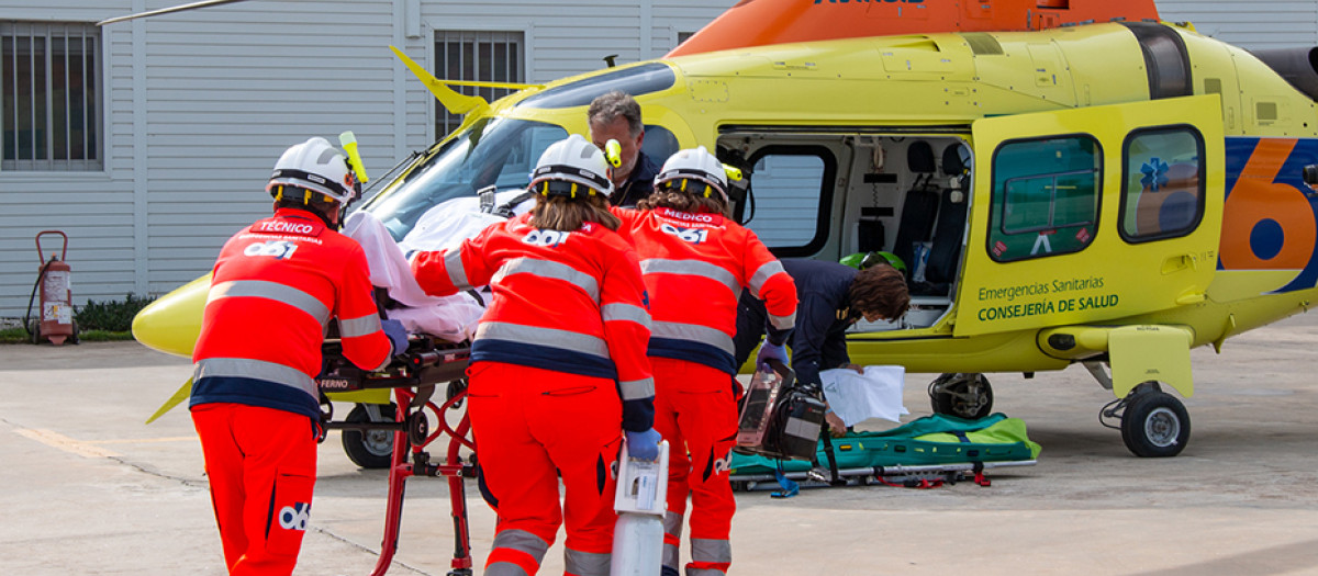 Efectivos del 061  evacuando en helicóptero a un herido