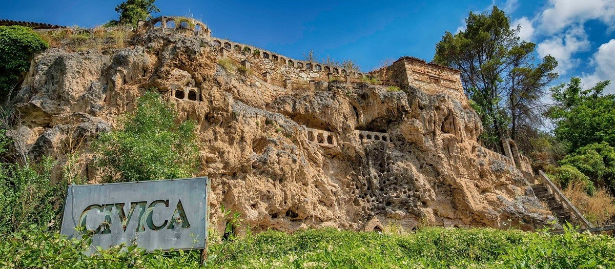 Cívica tallada en la piedra