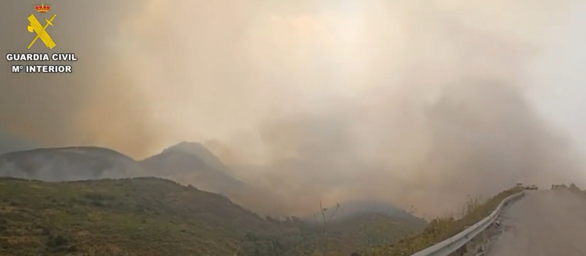 El incendio de Porto a su paso por la localidad de La Baña