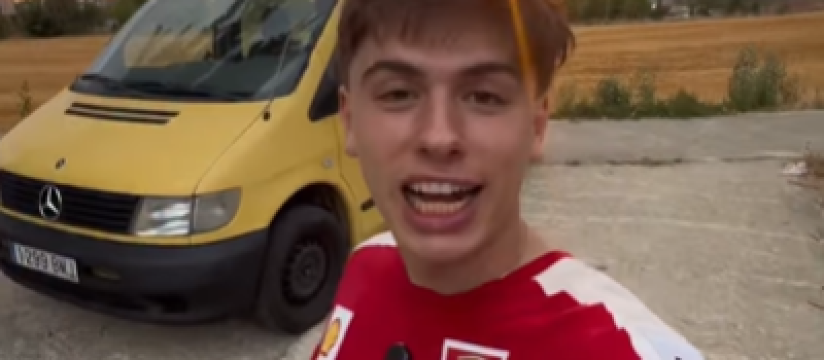 El joven junto a su nuevo vehículo