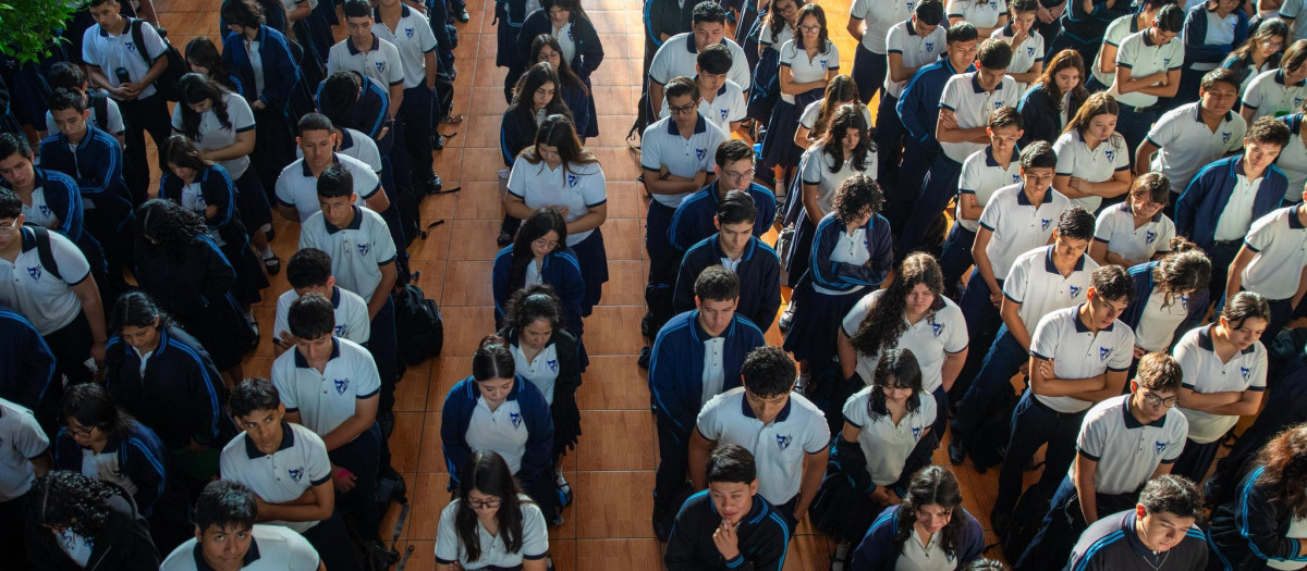 Los alumnos esperan antes de entrar en un colegio en El Salvador