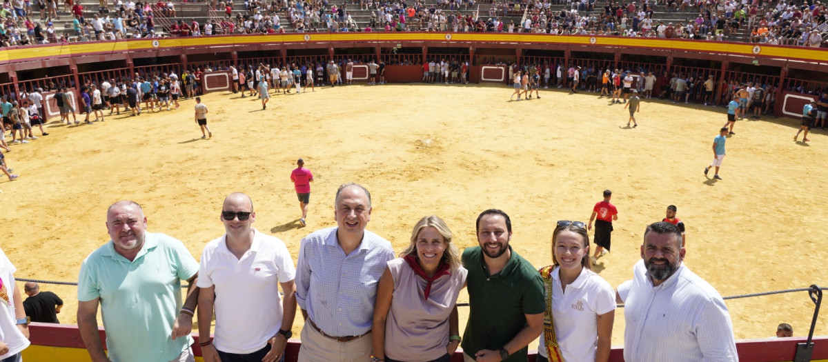 Imagen de Marta Barrachina, en el centro, tomada este domingo