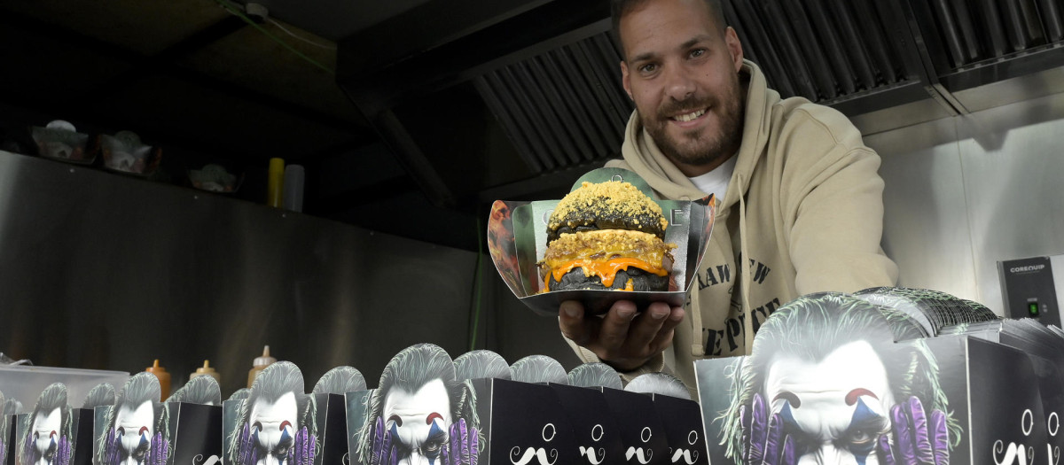 Aitor Becerra muestra la food truck Carnivale, hamburguesería ganadora