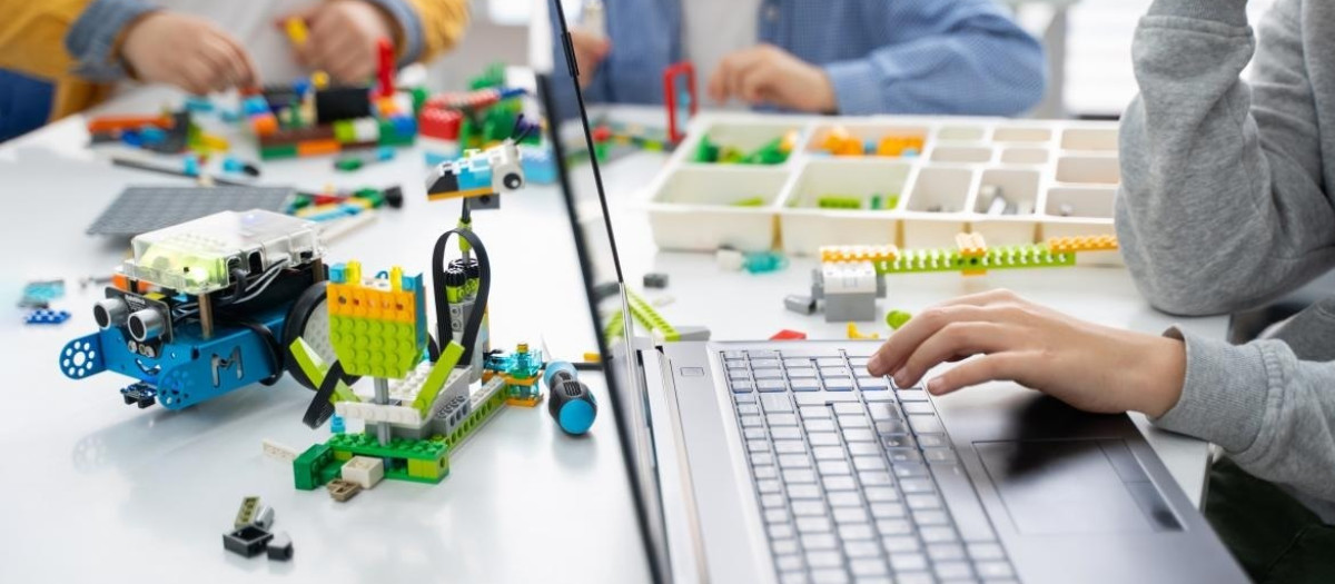 La Comunidad entrega más de 13.500 kits de robótica a los cerca de 2.000 centros públicos de la región.