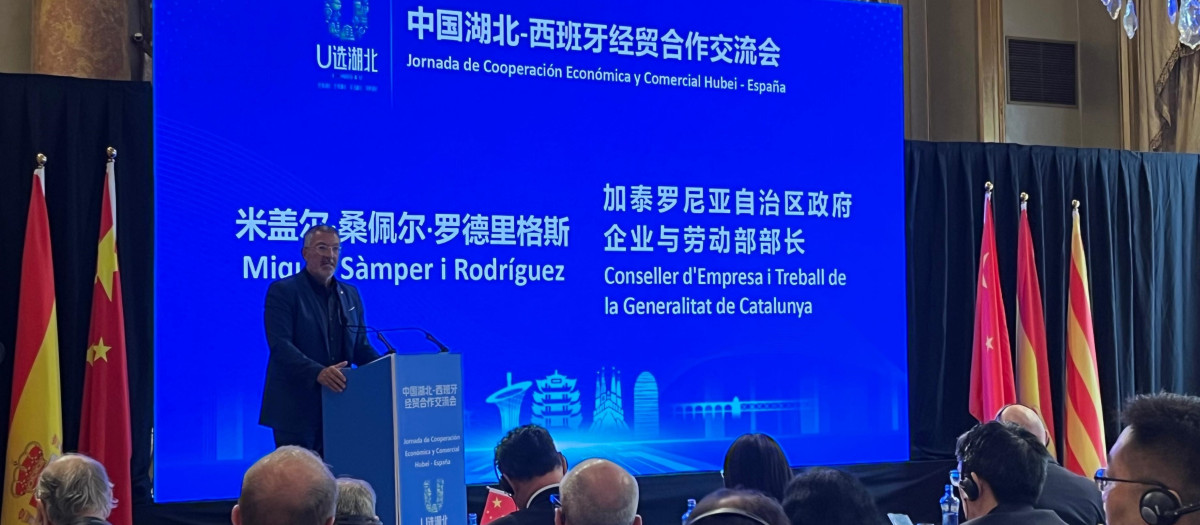 El conseller de Empresa y Trabajo de la Generalitat, Miquel Sàmper, en su intervención en la Jornada de Cooperación Económica y Comercial Hubei-España, organizado por la Fundación Puente China y el Gobierno de Hubei (China)
