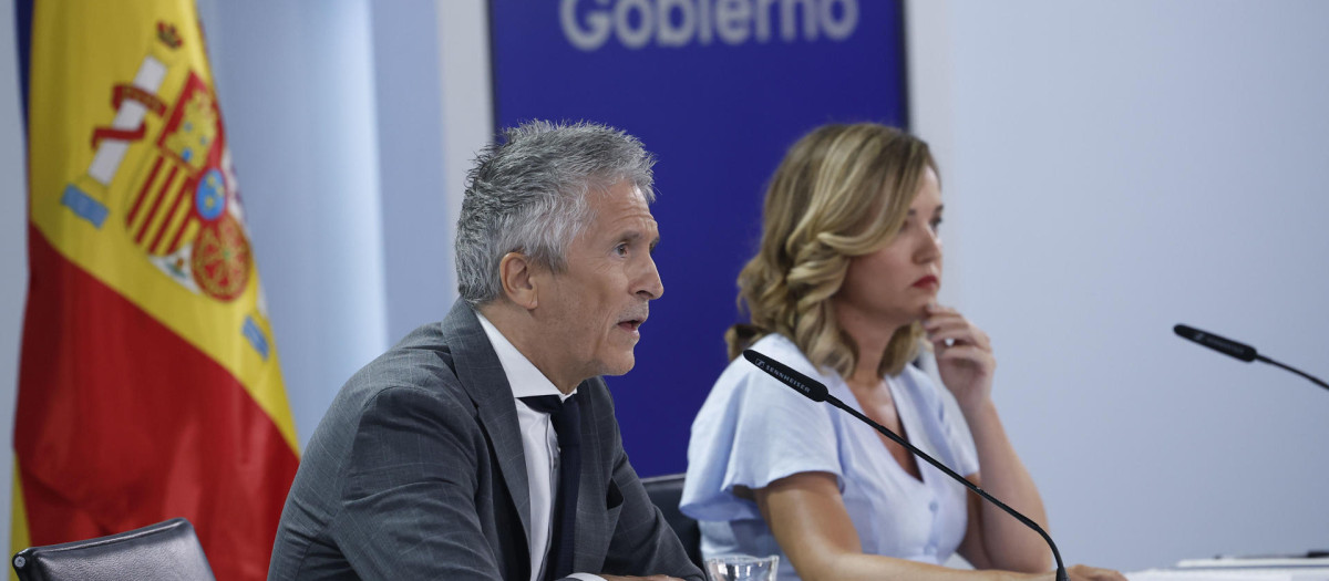 La portavoz y ministra de Educación, Formación Profesional y Deportes, Pilar Alegría, y el ministro de Interior, Fernando Grande-Marlaska