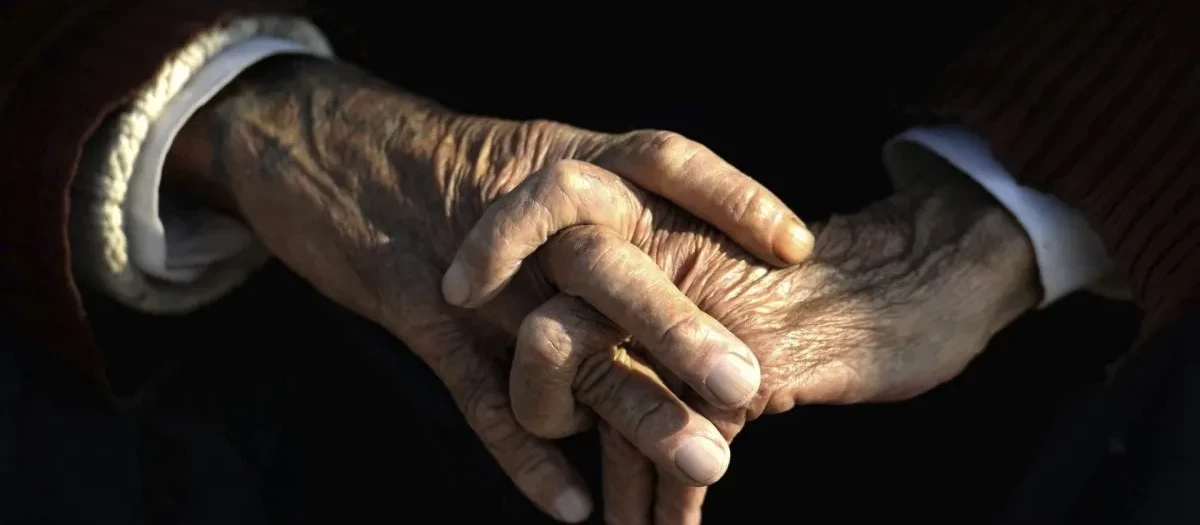 Una imagen de unas manos de un anciano