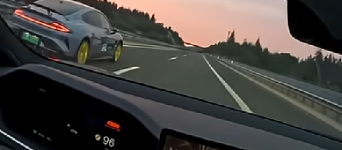 La prueba comienza con los dos coches casi igualados