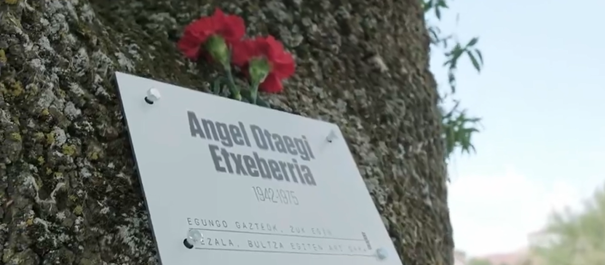 Placa colocada en homenaje a Ángel Otaegi