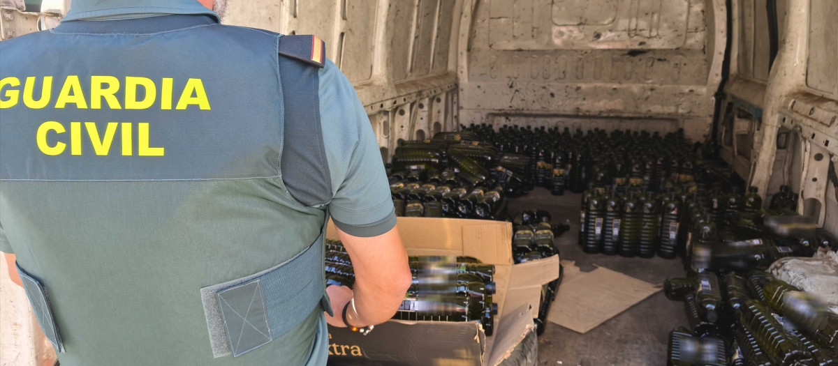 La Guardia Civil detiene a dos personas por la sustracción de media tonelada de aceite de oliva

REMITIDA / HANDOUT por GUARDIA CIVIL
Fotografía remitida a medios de comunicación exclusivamente para ilustrar la noticia a la que hace referencia la imagen, y citando la procedencia de la imagen en la firma
29/8/2025