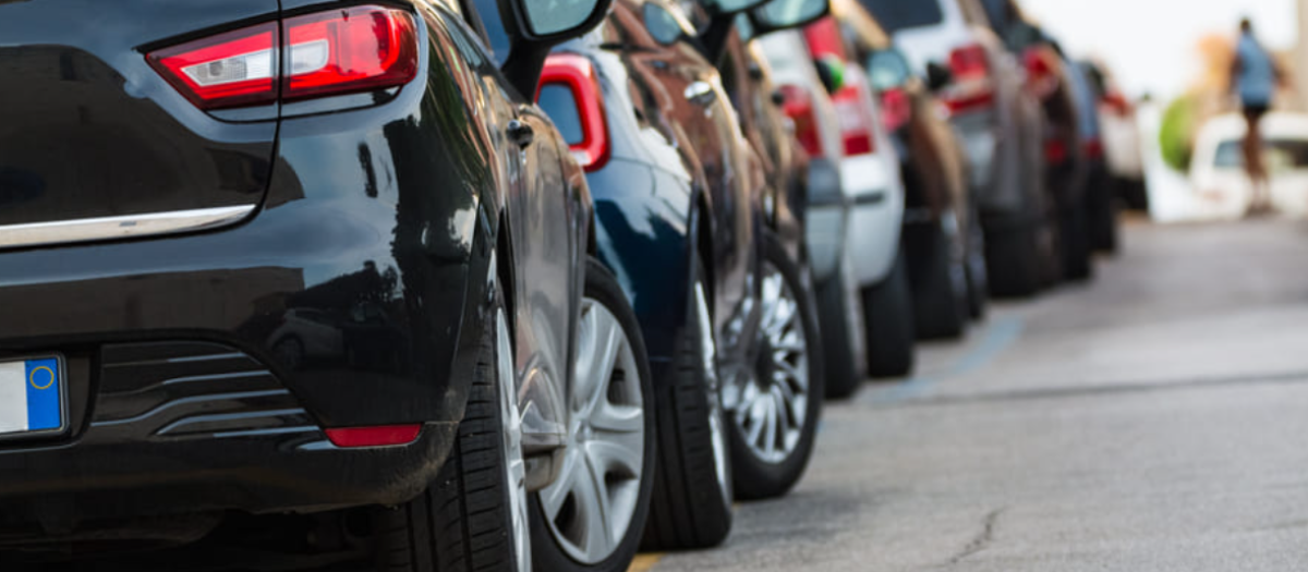 La recomendación hace referencia a los coches aparcados