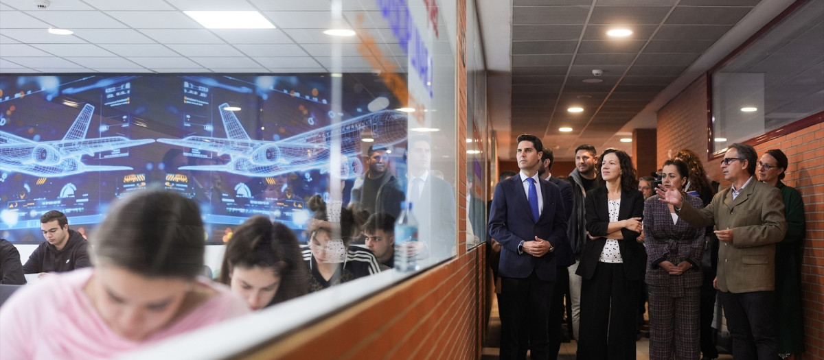 Imagen de archivo del consejero de Educación, Ciencia y Universidades, Emilio Viciana, visita junto a la vicepresidenta de la Comisión Europea, Roxana Minzatu, el Centro Integrado de Formación Profesional (CIFP) Raúl Vázquez, en Madrid