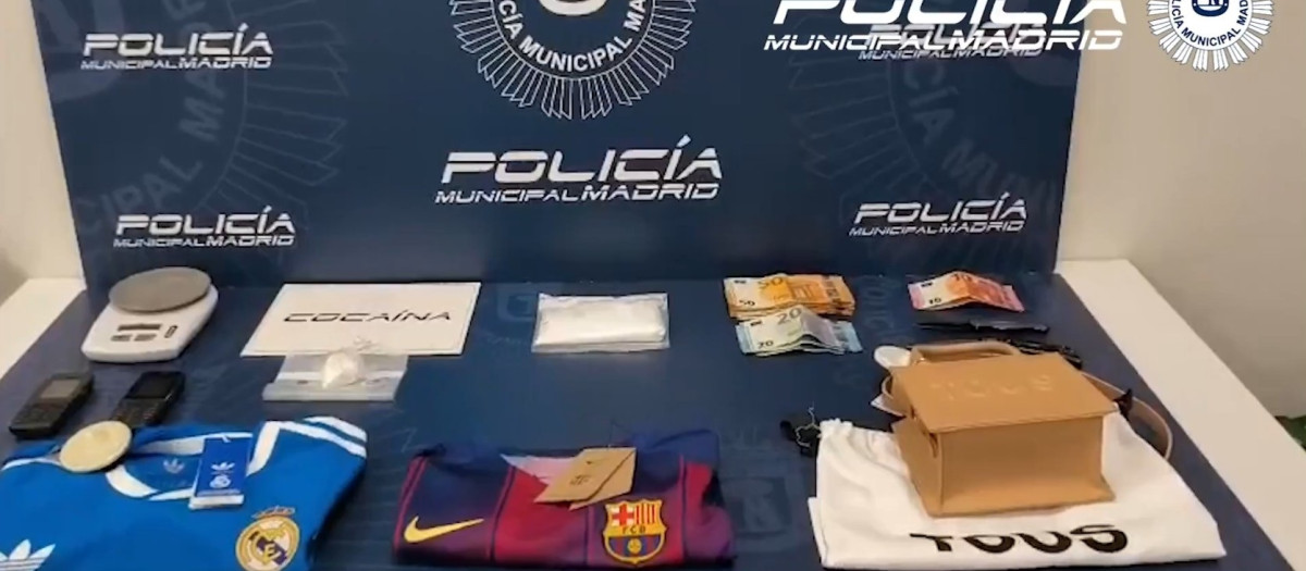 Sustancias estupefacientes incautadas, junto a dinero en efectivo, y objetos robados localizados en un bar en Puente de Vallecas