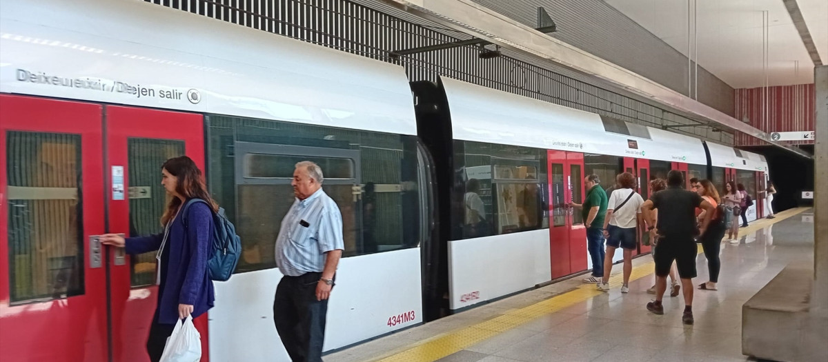 Viajeros entrando a un tren de Metrovalencia

REMITIDA / HANDOUT por GVA
Fotografía remitida a medios de comunicación exclusivamente para ilustrar la noticia a la que hace referencia la imagen, y citando la procedencia de la imagen en la firma
14/6/2025