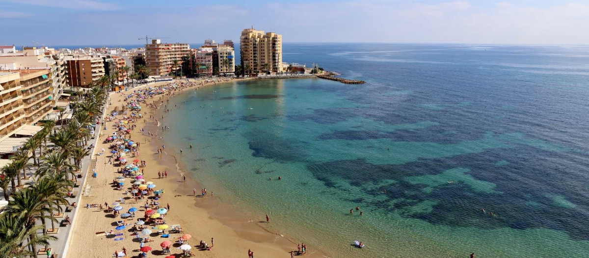 Imagen de archivo de la playa del Cura de Torrevieja (Alicante)