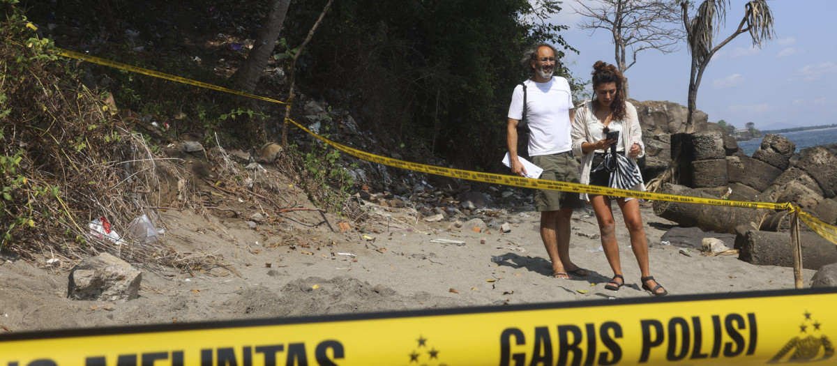 Familiares de Matilde Muñoz inspeccionan la playa donde fue encontrado el cuerpo