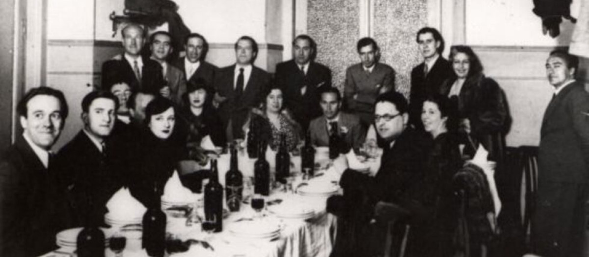 Homenaje a Luis Cernuda (sentado, al frente de la mesa) en Madrid, en abril de 1936. De pie, de izquierda a derecha, Vicente Aleixandre, Federico García Lorca, Pedro Salinas, Rafael Alberti, Pablo Neruda, José Bergamín, Manuel Altolaguirre y María Teresa León