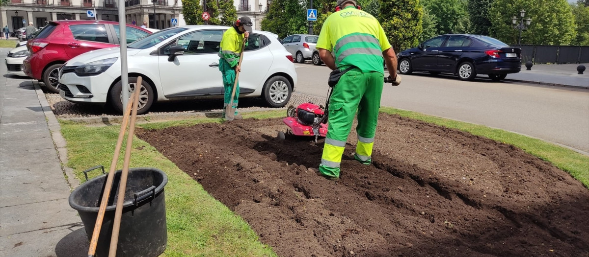 Unos jardineros municipales, en una imagen de archivo