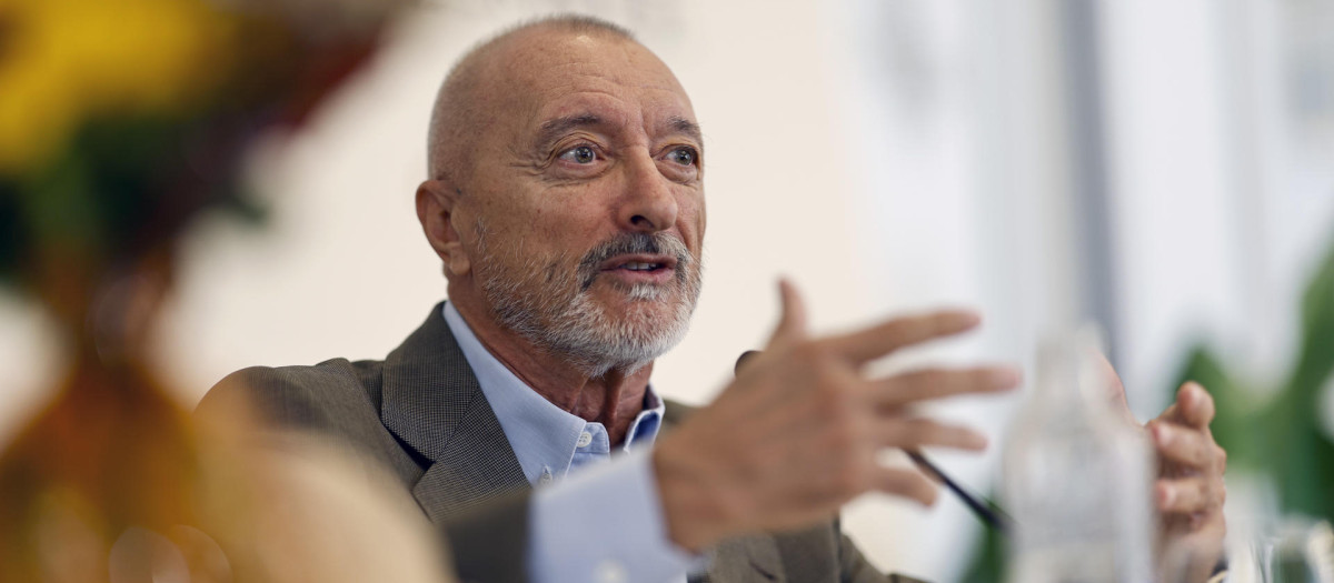 El escritor Arturo Pérez-Reverte, este martes durante la presentación de su nueva novela sobre el capitán Alatriste, 'Misión en París'