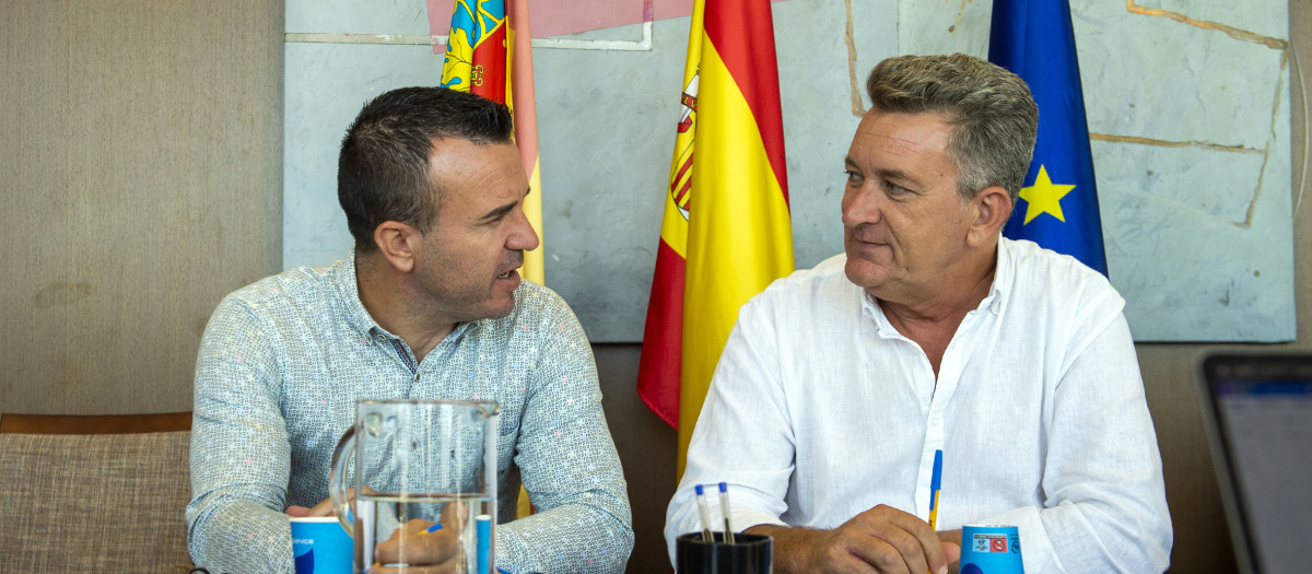 Imagen de la reunión de Mompó con el consejero de infraestructuras