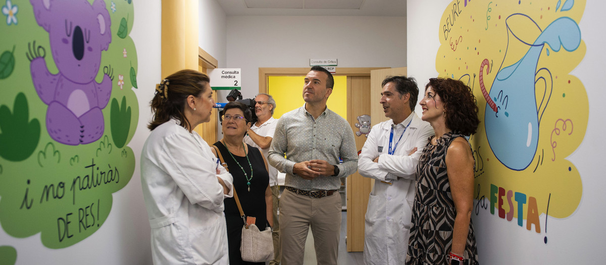 Imagen del presidente de la Diputación de Valenciana en su visita al área de pediatría del Hospital General
