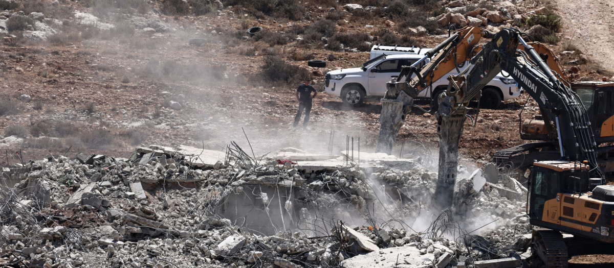 Excavadoras militares israelíes demuelen una casa de propiedad palestina en la aldea de Shuqba, al oeste de Ramala, Cisjordania