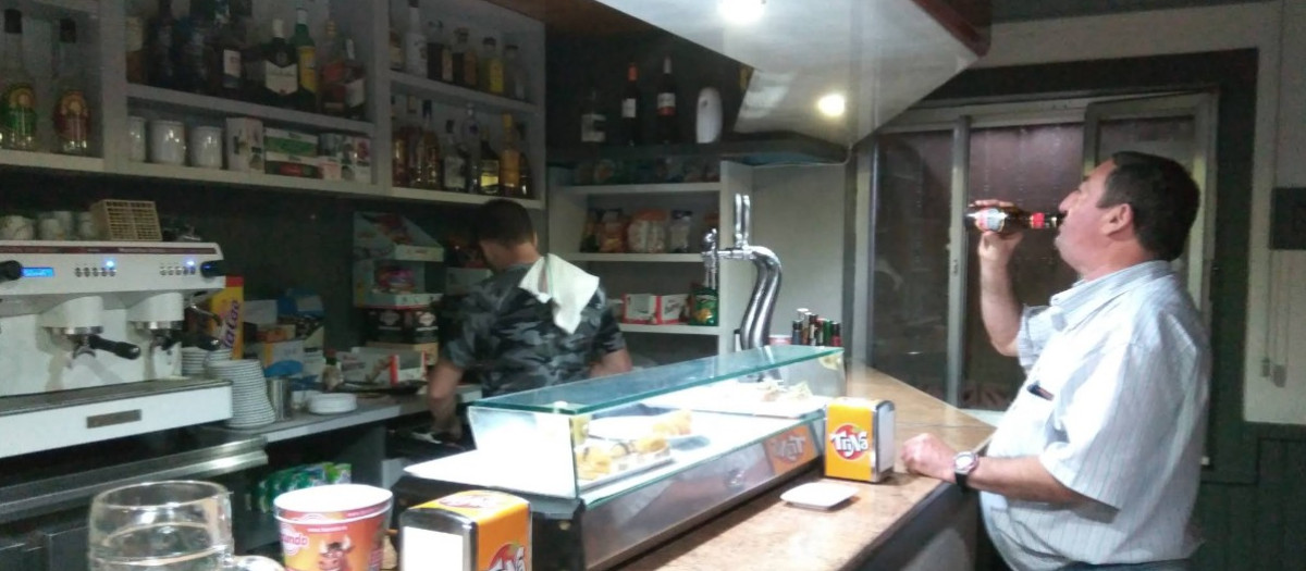 Bar La Trucha, en Olleros de Tera, donde un hombre apuñaló a un ladrón