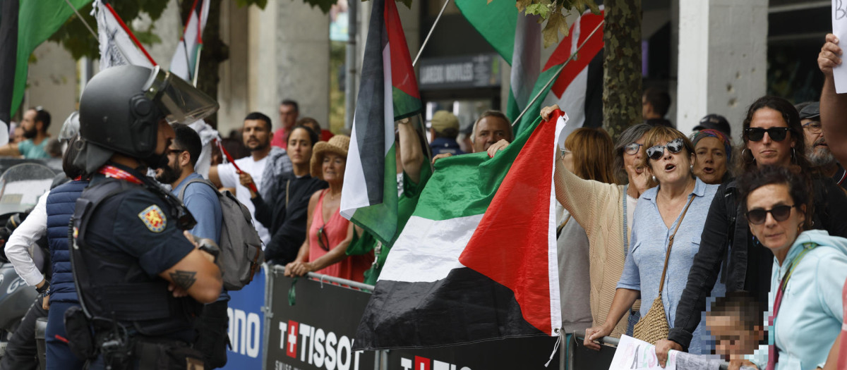 La plataforma Gernika-Palestina protesta contra la presencia del equipo Israel-Premier Tech en la Vuelta