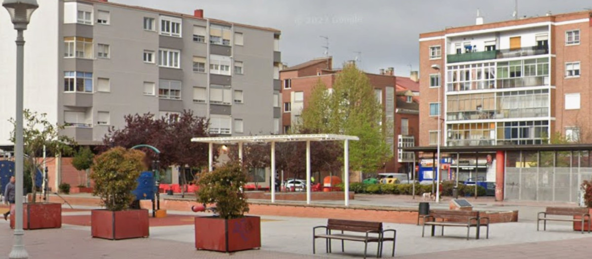 Plaza Lola Herrera de Valladolid, en el barrio de Las Delicias, donde fueron detenidos los agresores de un mendigo