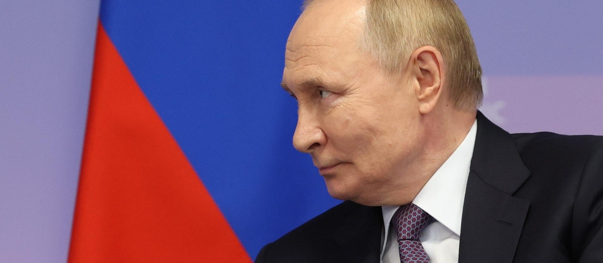 VLADIVOSTOK (Russian Federation), 04/09/2025.- Russian President Vladimir Putin attends a meeting with Lao Prime Minister Sonexay Siphandone (not pictured) on the sidelines of the Eastern Economic Forum (EEF) at the Far Eastern Federal University in Vladivostok, Russia, 04 September 2025. (Laos, Rusia) EFE/EPA/ALEXANDER KAZAKOV/SPUTNIK/KREMLIN POOL MANDATORY CREDIT