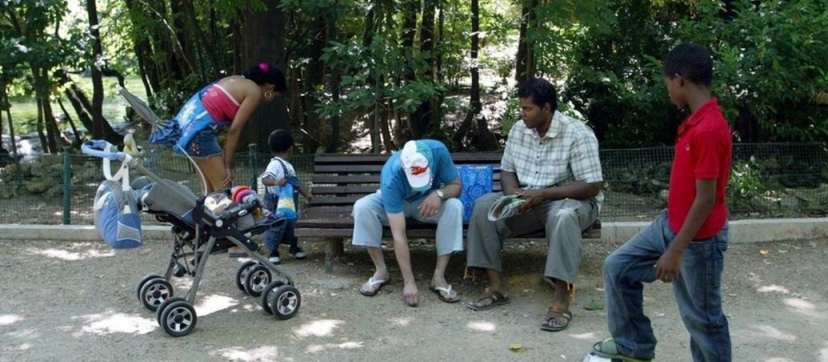 Una familia de inmigrantes, en el Campo Grande de Valladolid