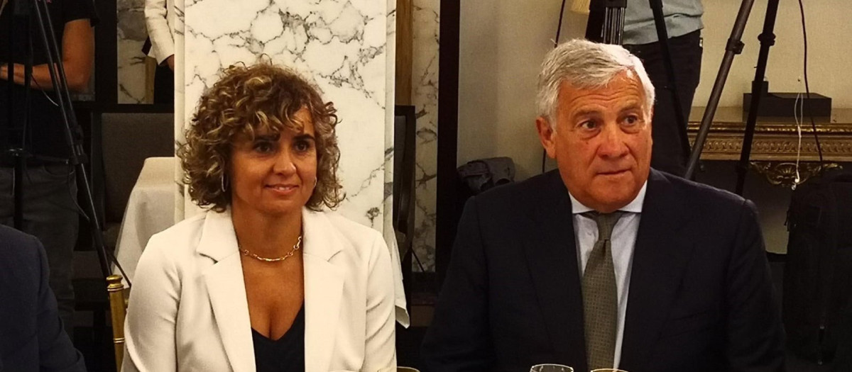 La portavoz del PP en el Parlamento Europeo y secretaria general del PP Europeo, Dolors Montserrat, junto con el ministro de Exteriores y vicepresidente del Gobierno italiano, Antonio Tajani.