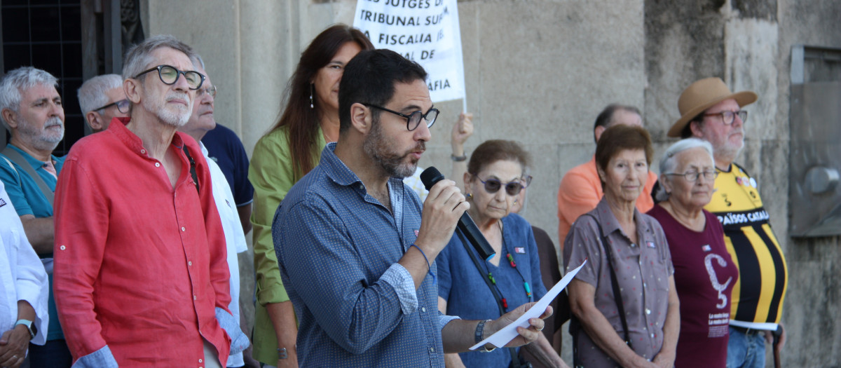 El impulsor del manifiesto, Jordi Tomàs, leyendo el documento a las puertas del Museo Nacional de Arte de Cataluña (MNAC)