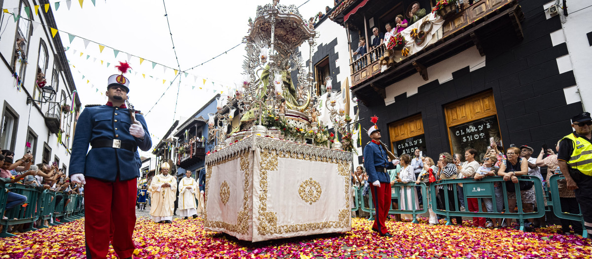 Procesión de la Virgen del Pino en Teror (Gran Canaria).