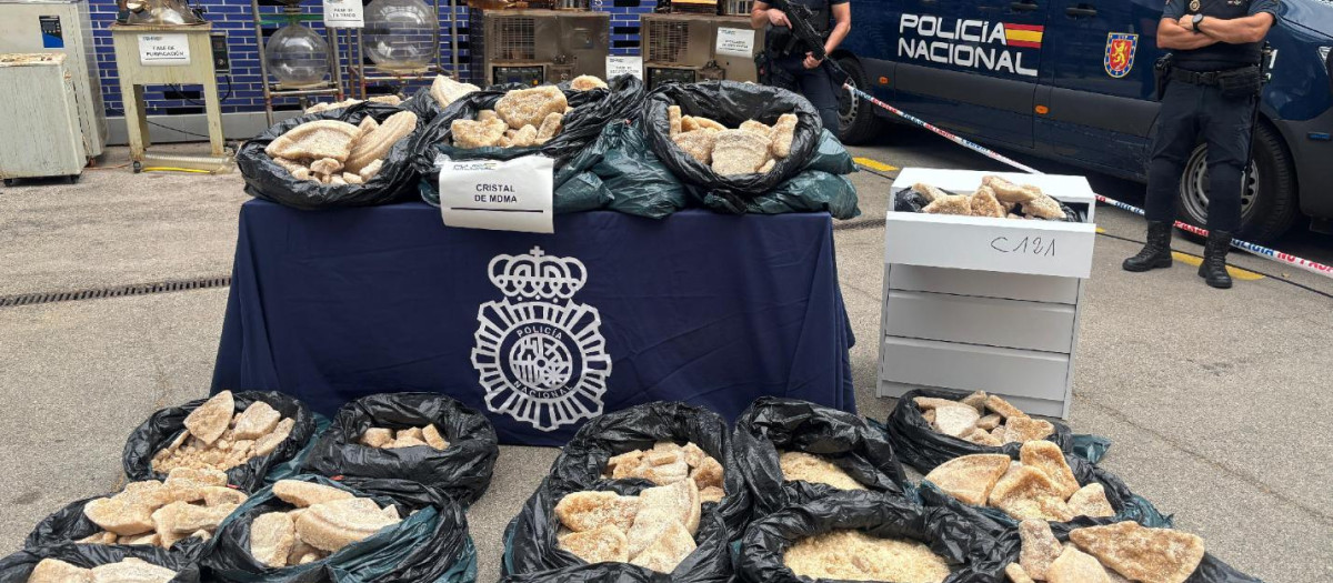 Operativo de la Policía Nacional por el que se desmanteló el mayor laboratorio clandestino de síntesis de MDMA en un polígono industrial de Tarragona