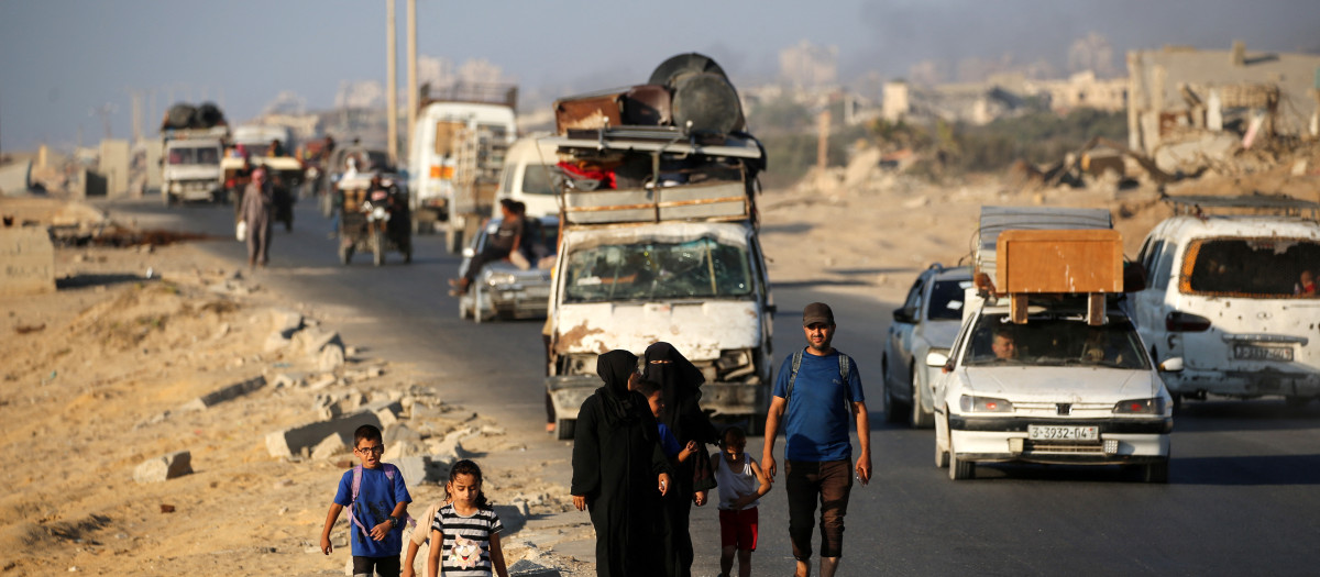 Habitantes de la ciudad de Gaza huyen hacia el sur antes del inicio de la ofensiva israelí