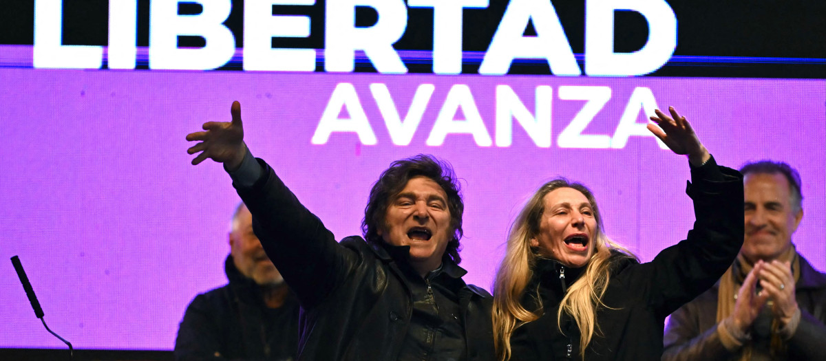 El presidente argentino Javier Milei y su hermana Karina Milei en un acto de campaña