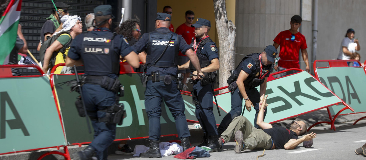 Manifestantes propalestinos protestan durante la decimoquinta etapa de la Vuelta ciclista a España