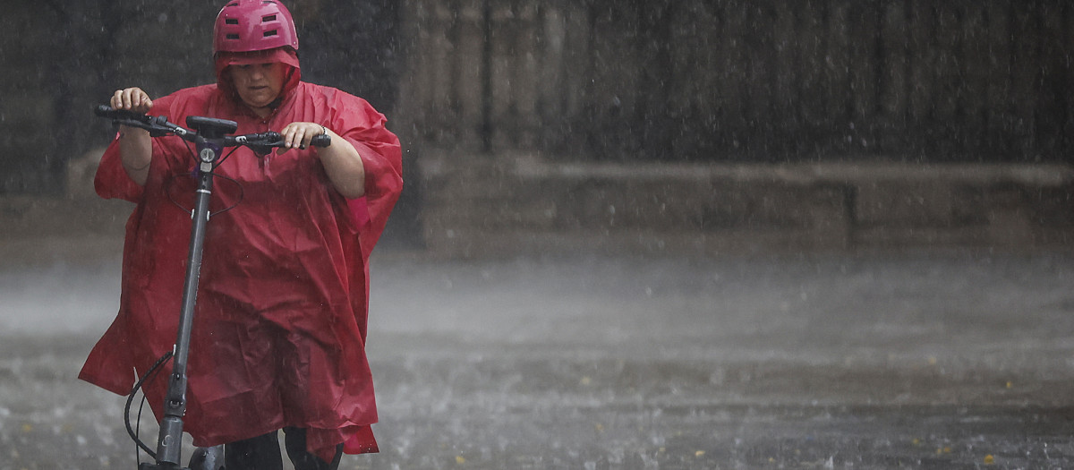 Imagen de una persona caminando bajo la lluvia en Valencia