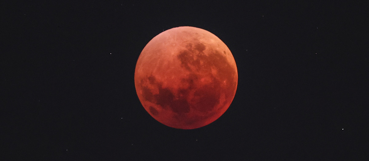 'Luna de Sangre' vista desde la ciudad de Sydney, Australia