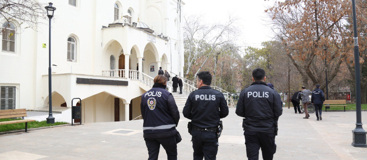 Agentes de policía en una comisaría de Turquía