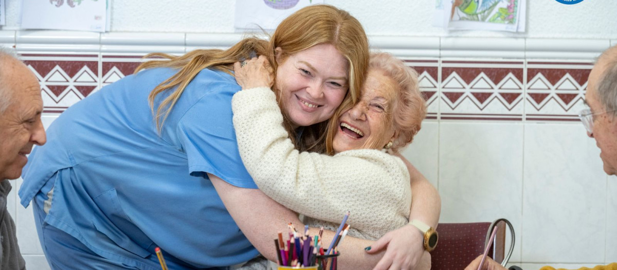 Una voluntaria de la Sociedad, junto a una de las mujeres a las que atiende