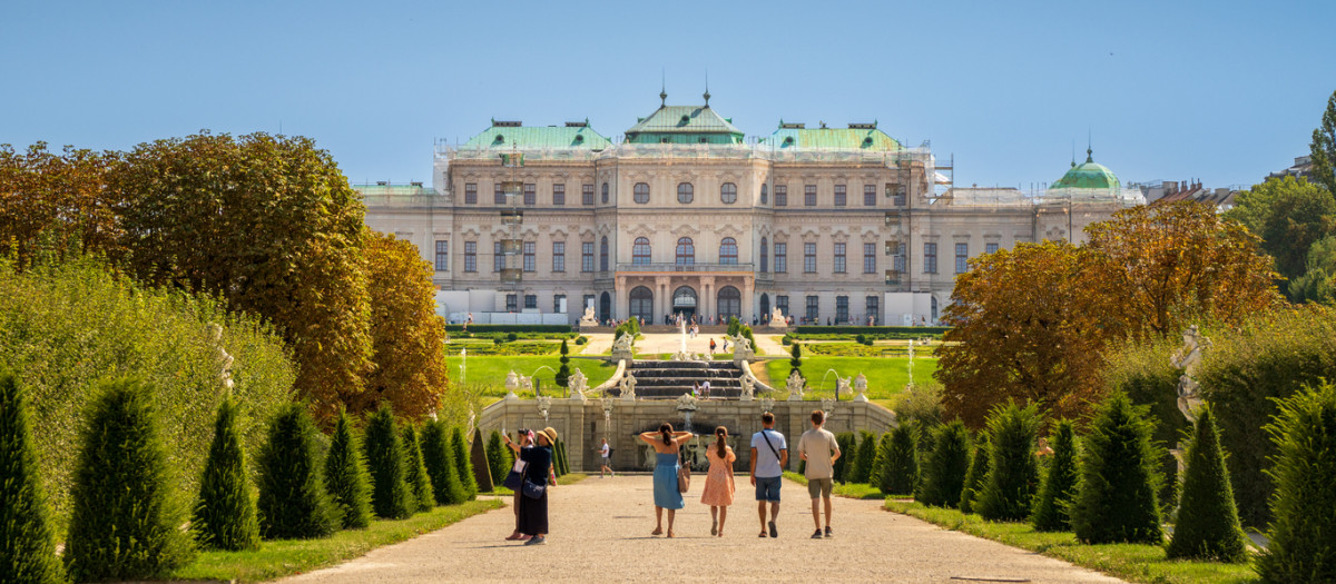 Turistas en los jardines barrocos del Palacio Belvedere en Viena (Austria).