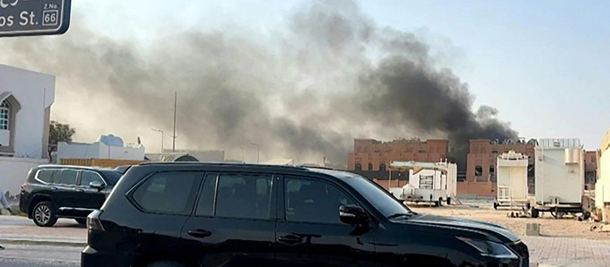 Una columna de humo tras las explosiones en Qatar, la capital de Doha