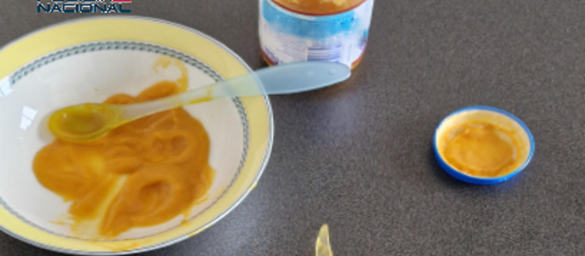 Plato de comida del bebé con los cristales