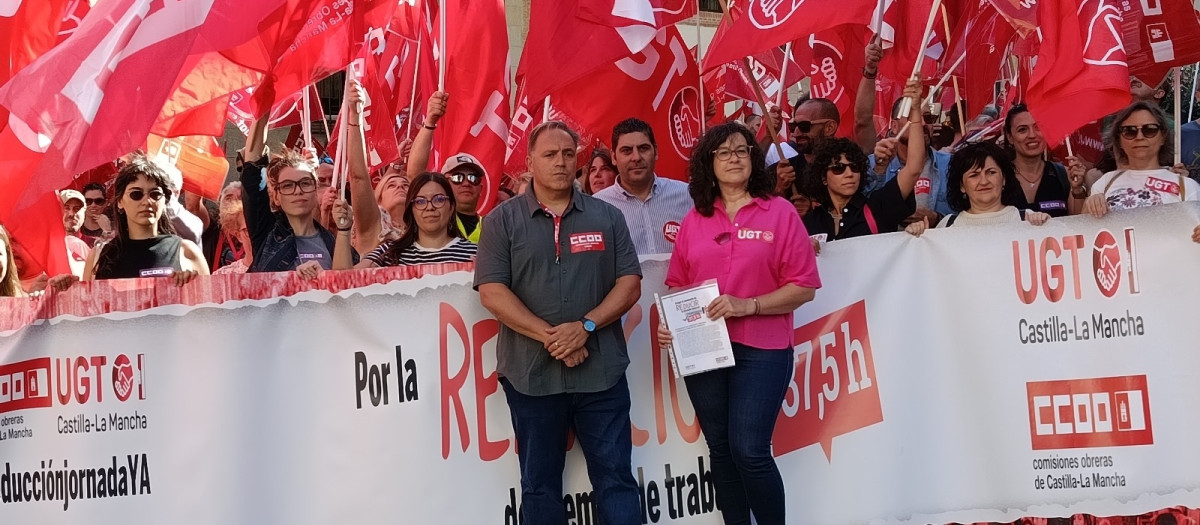 Los sindicatos UGT y CCOO se han concentrado este miércoles en las cinco capitales de provincia de Castilla-La Mancha para reivindicar la reducción de la jornada laboral a 37,5 horas.

REMITIDA / HANDOUT por SINDICATOS
Fotografía remitida a medios de comunicación exclusivamente para ilustrar la noticia a la que hace referencia la imagen, y citando la procedencia de la imagen en la firma
10/9/2025