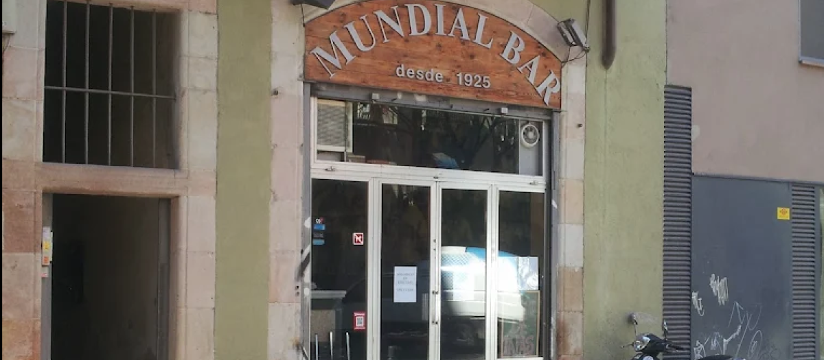 Fachada del Bar Mundial, en la plaza de San Agustín Vell, Barcelona.